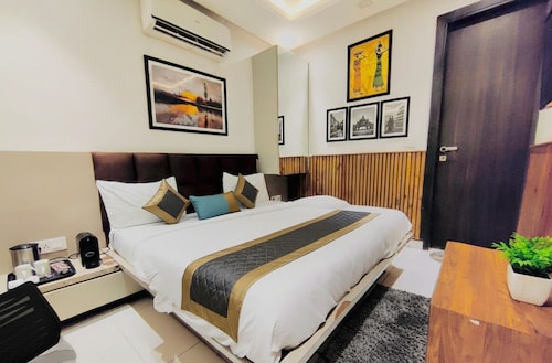 Hotel Shri Sai Deluxe - 1 Min from Adarsh Nagar Metro | Couple, Business, and Family Friendly