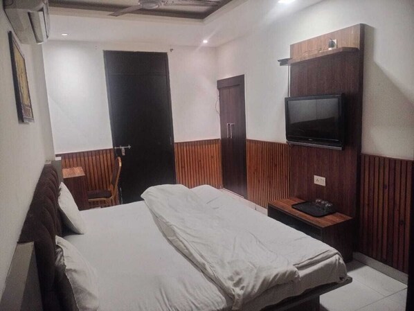 Deluxe Room, City View | Desk, laptop workspace, blackout drapes, iron/ironing board