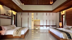 Une chambre moderne avec deux lits en bois, une grande armoire et un plafond avec des poutres apparentes.
