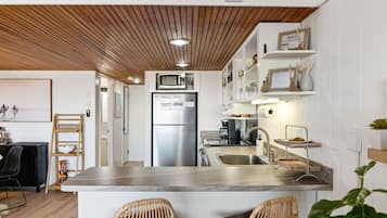 Een koelkast, een magnetron, een oven, een kookplaat