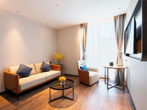 Studiosuite – executive | Oppholdsrom | En 43-tommers LCD-TV med kabel-kanaler