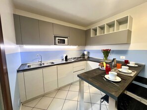 Microondas, lavavajillas, periquera y comedor 
