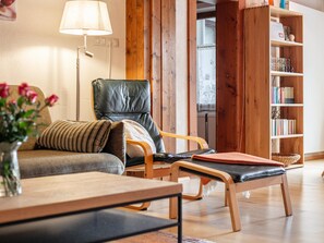 Una televisión, un futbolín