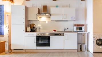 KĂŒhlschrank, Mikrowelle, Ofen, Herdplatte