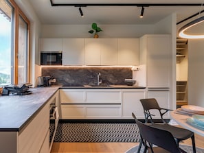 Frigorifero, microonde, forno, piano cottura