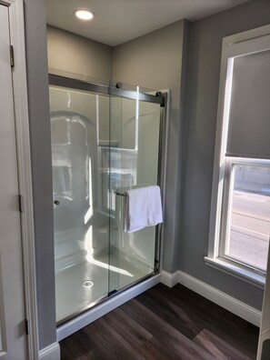 Dusj, hårføner, håndklær og såpe