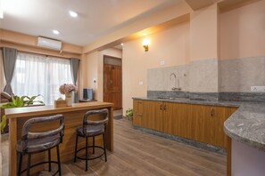 Deluxe Double Room | Private kitchen | Mini-fridge, electric kettle, cookware/dishes/utensils - Mandevilla Home (Lalitpur)