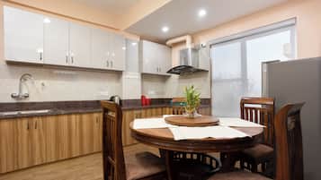 MinikylskÄp, vattenkokare och grytor/köksredskap