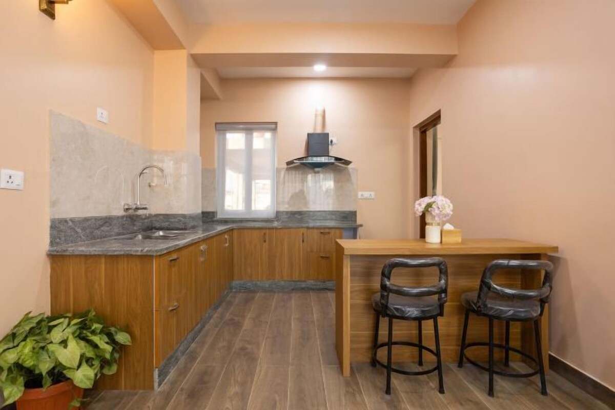 Private kitchen | Mini-fridge, electric kettle, cookware/dishes/utensils
