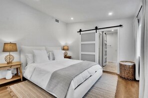 5 bedrooms, iron/ironing board, WiFi, bed sheets
