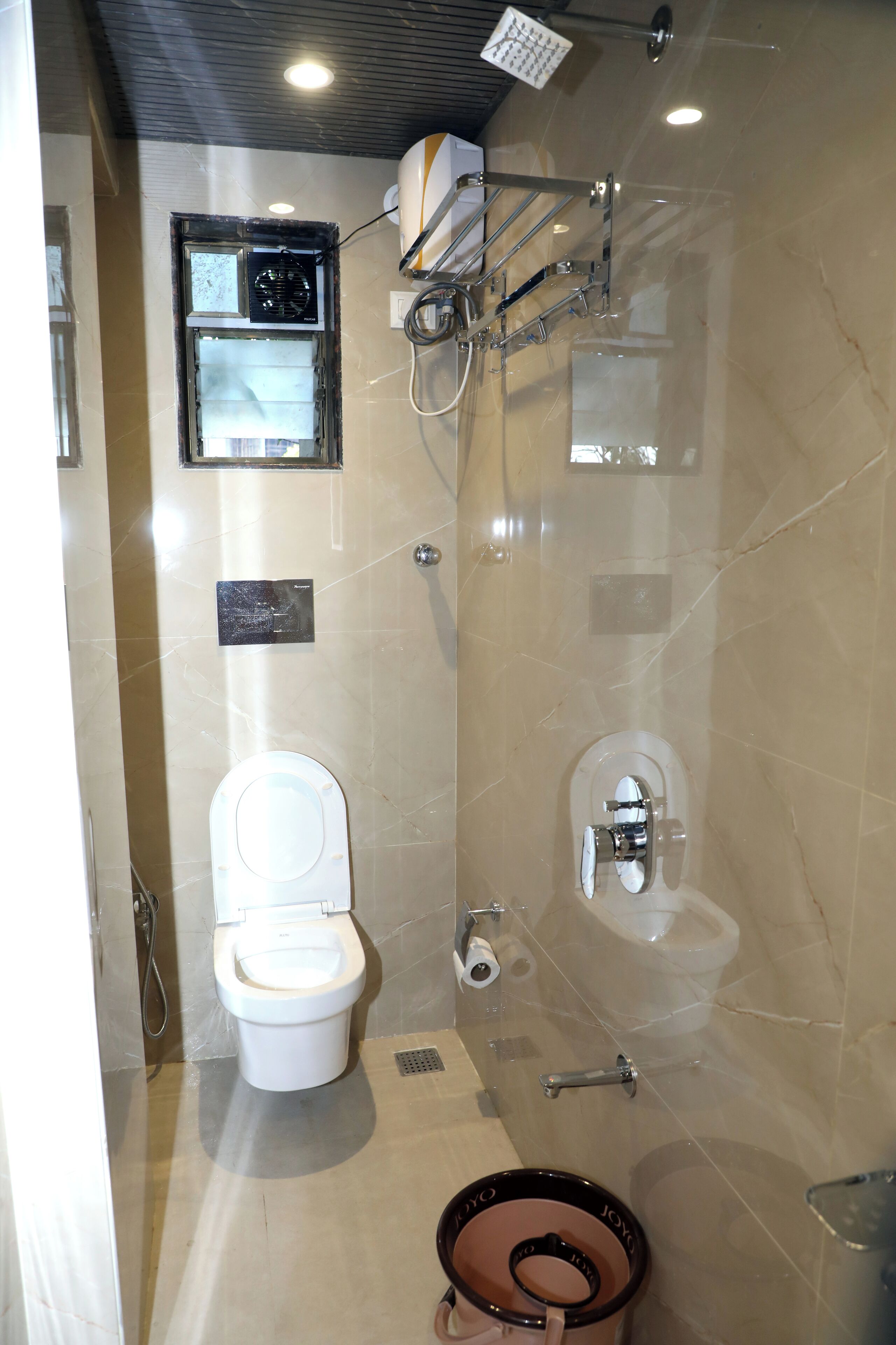 Un baño con inodoro, bidé y ducha.