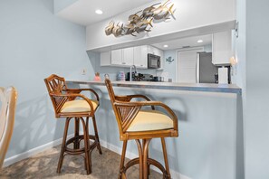 Réfrigérateur, micro-ondes, plaque de cuisson, lave-vaisselle