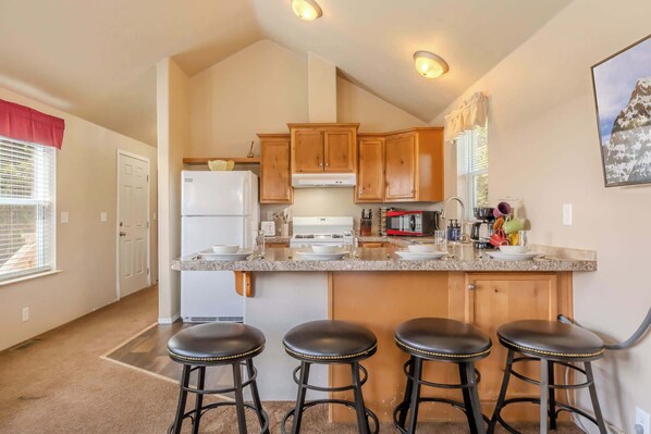 Coffee/tea maker, fridge, microwave, oven - Baby Bear Cabin Summa (West Yellowstone)