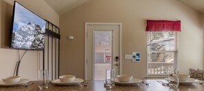 Dining - Baby Bear Cabin Summa (West Yellowstone)