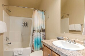 Shower, hair dryer, towels - Baby Bear Cabin Summa (West Yellowstone)