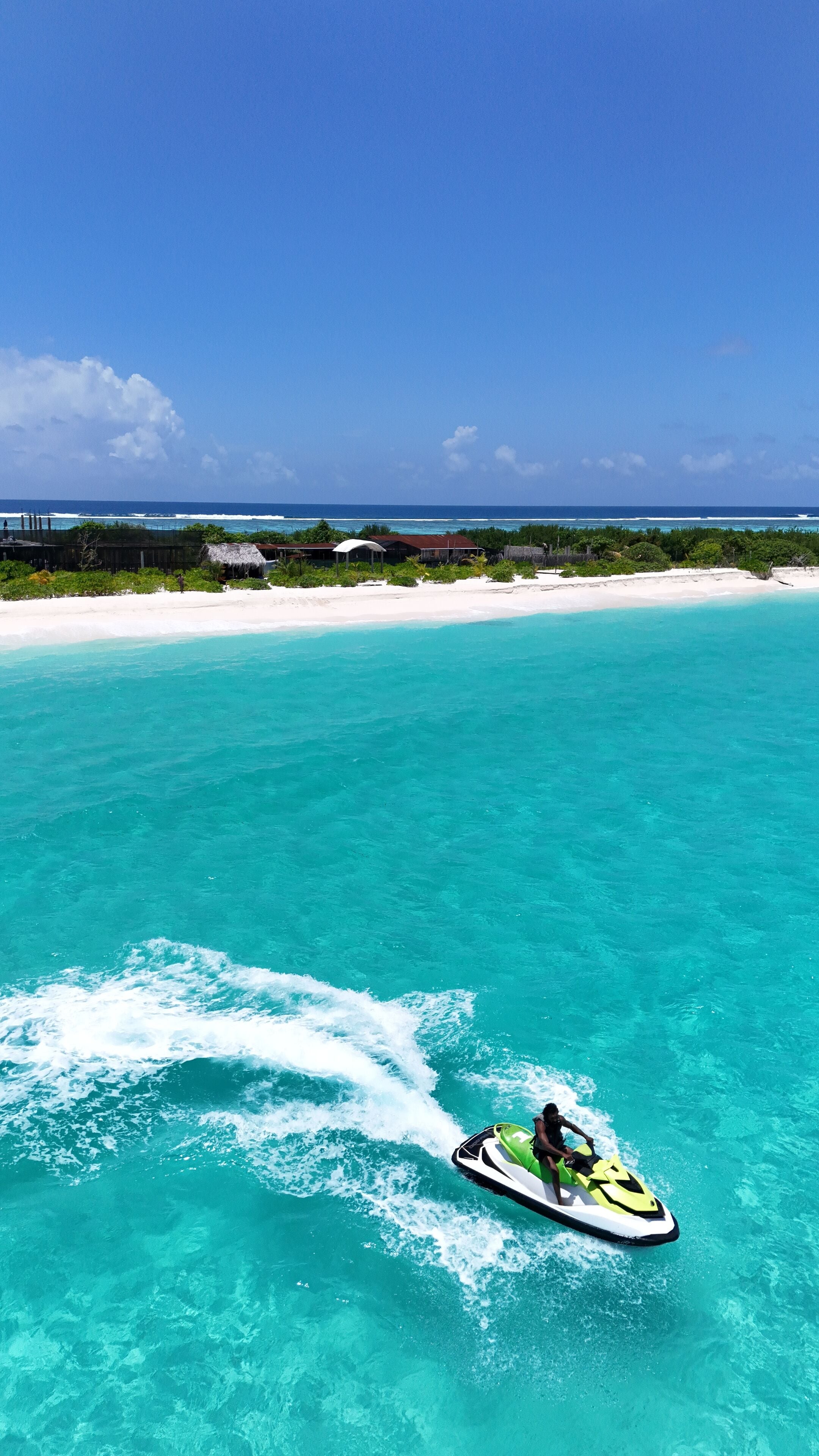 En privat strand, hvidt sand, gratis strandhytter, liggestole