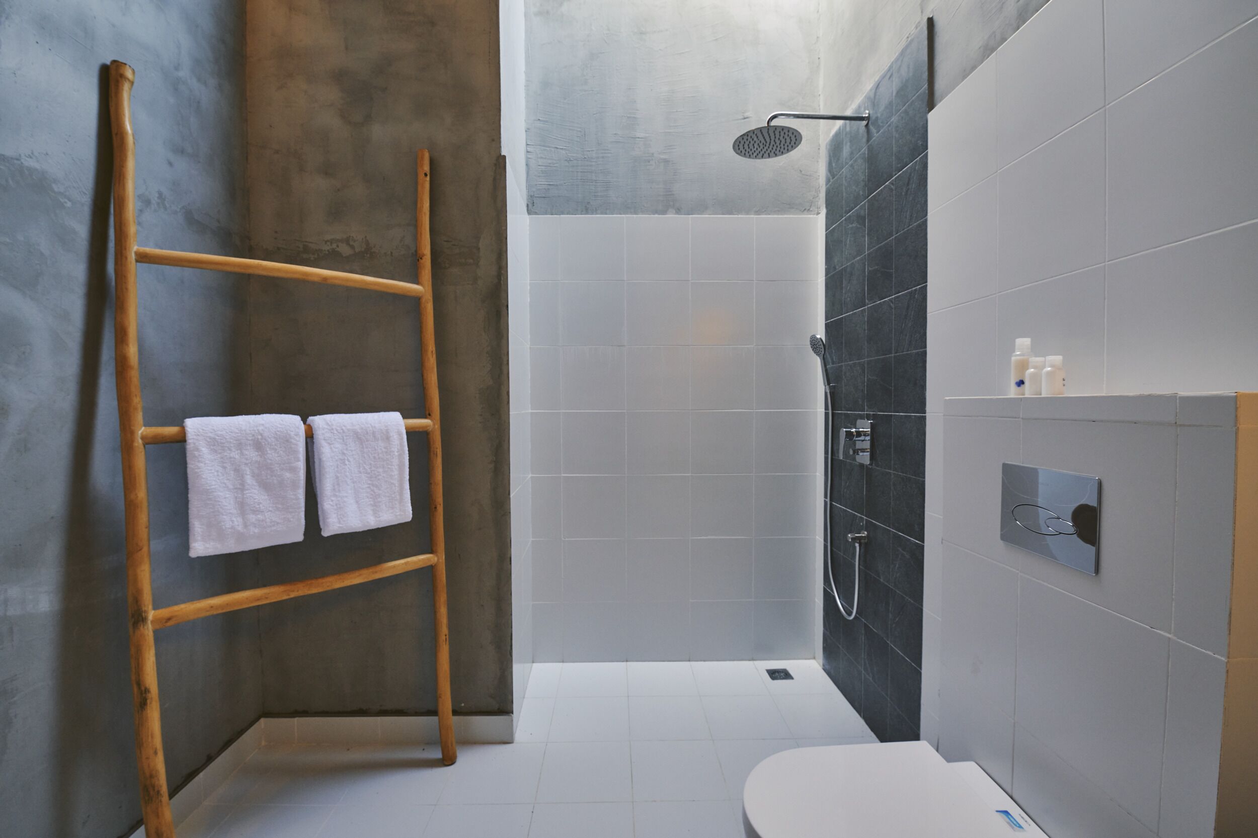 Superior Double or Twin Room, Lagoon View | Bathroom | Shower, hair dryer, slippers, bidet
