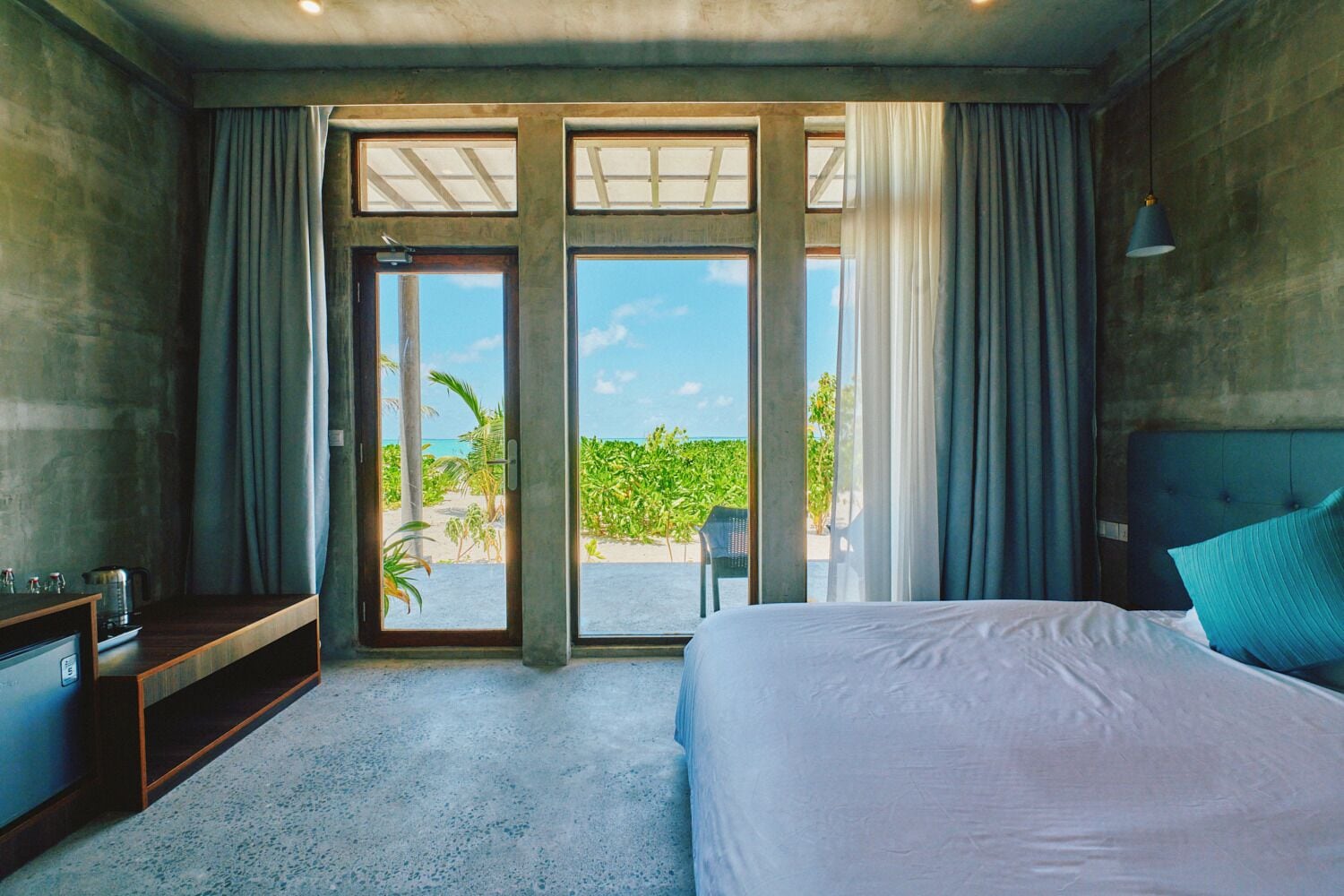 Habitación superior con 1 cama matrimonial o 2 individuales, vista al jardín | Caja de seguridad en la habitación y escritorio 