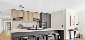 Køleskab, mikrobølgeovn, ovn, kogeplade