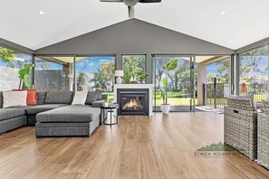 Tv, pejs, bøger, kontorer