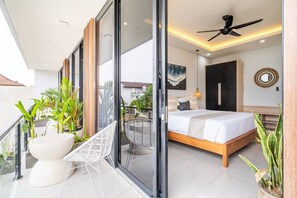 3 chambres, bureau, fer et planche à repasser, lit parapluie