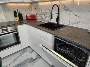 Een koelkast, een microgolfoven, een oven, een vaatwasser