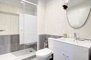 Douche, séchoir à cheveux, serviettes fournies