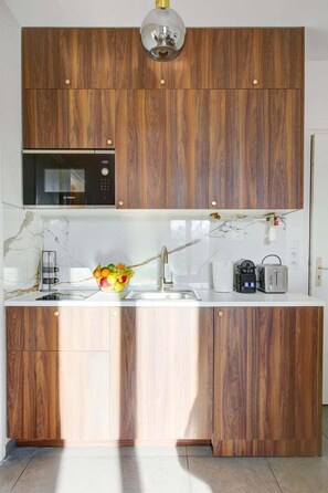 Kylskåp, mikrovågsugn, kaffe- och tebryggare och brödrost