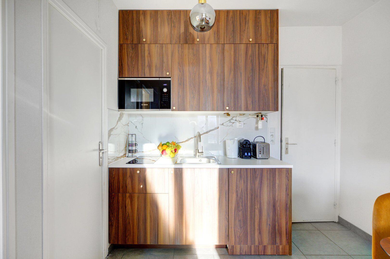 Réfrigérateur, micro-ondes, cafetière/bouilloire, grille-pain