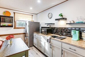 Kühlschrank, Mikrowelle, Herdplatte, Geschirrspüler