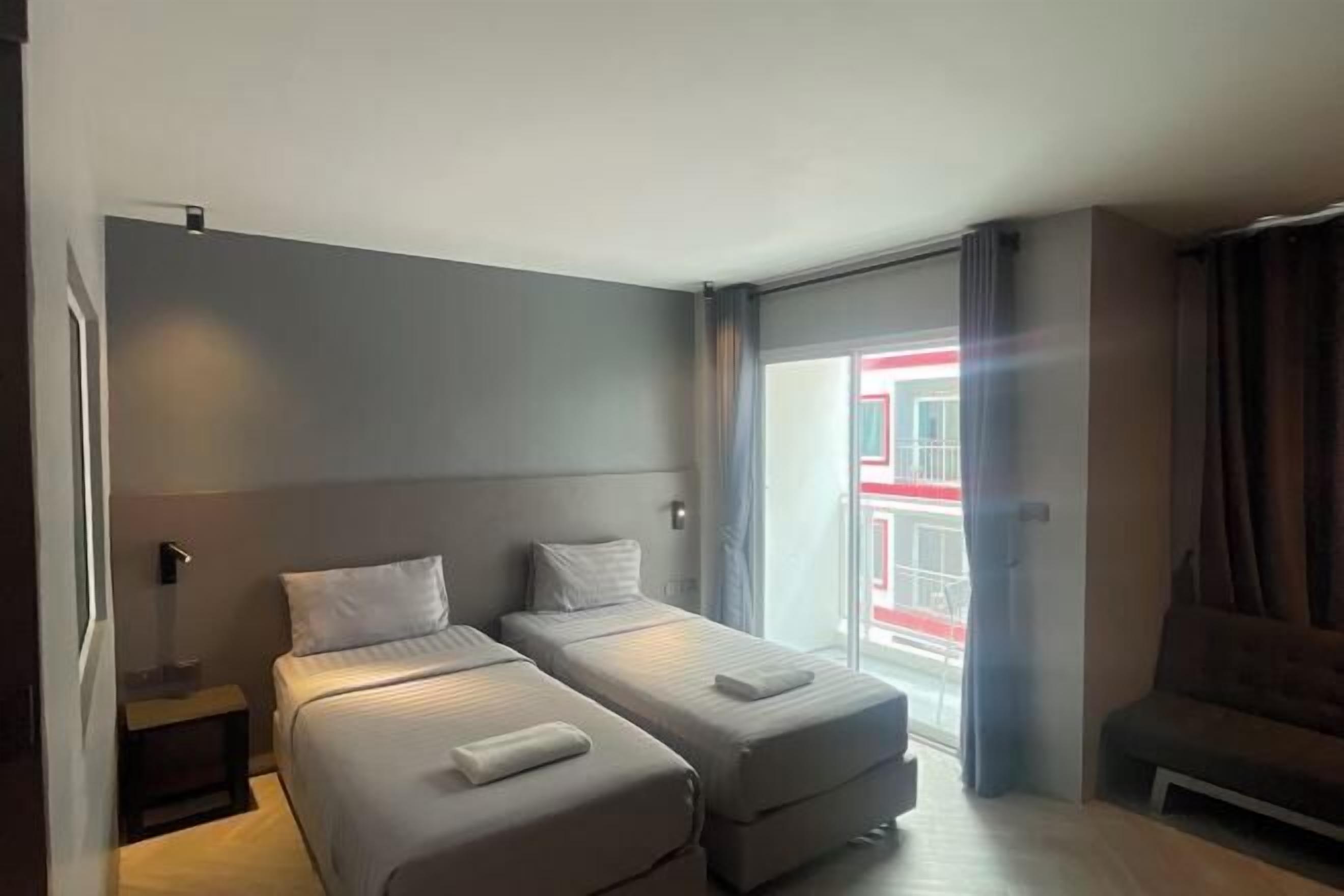 Desk, laptop workspace, soundproofing, free WiFi