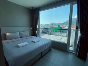 Deluxe Double or Twin with Balcony | Meja kerja, ruang kerja ramah laptop, kedap suara, dan Wi-Fi gratis