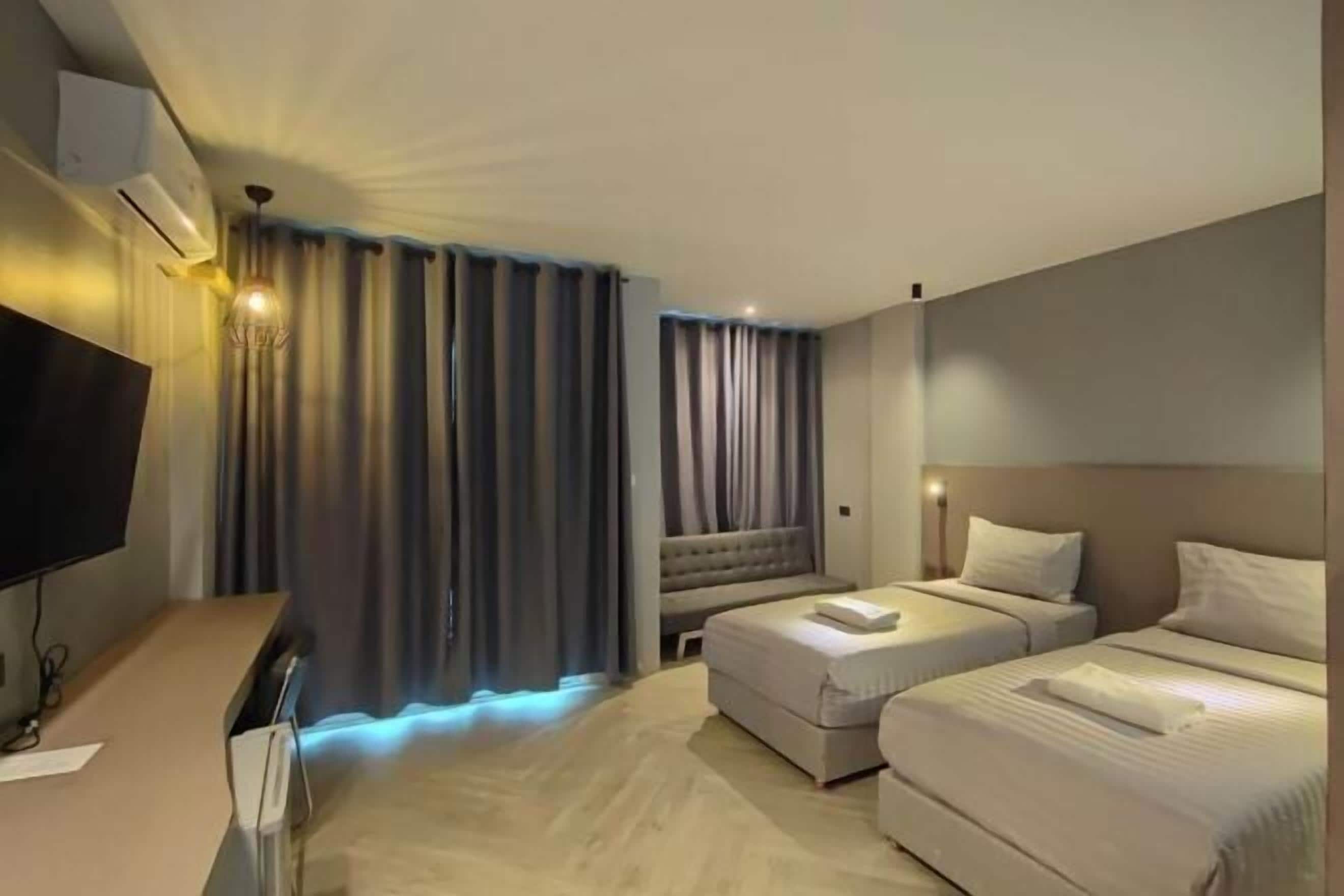 Desk, laptop workspace, soundproofing, free WiFi