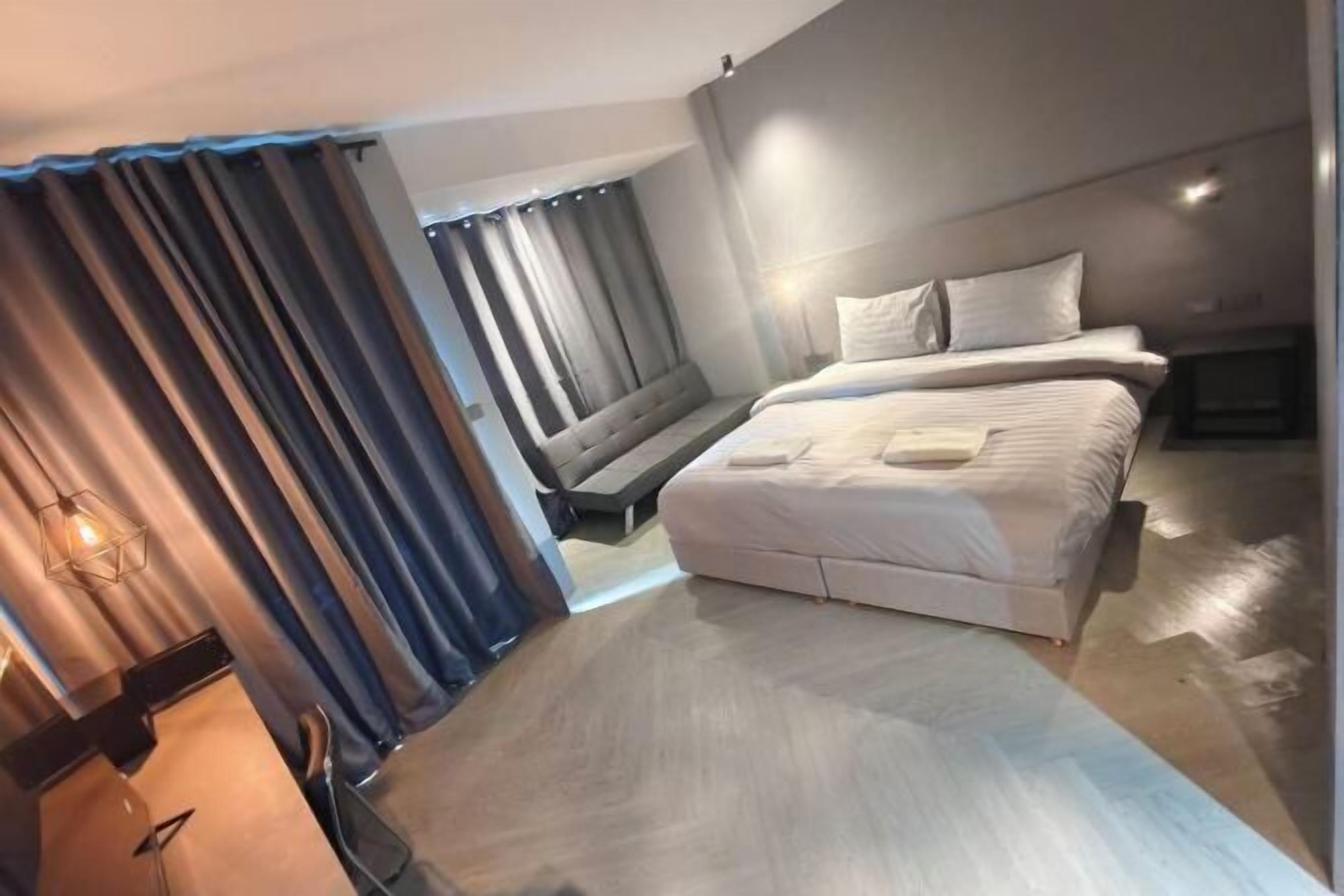 Skrivebord, skrivebord for bærbar PC, lydisolert og wi-fi (inkludert)