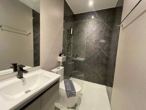 Douche, serviettes fournies, savon, shampooing