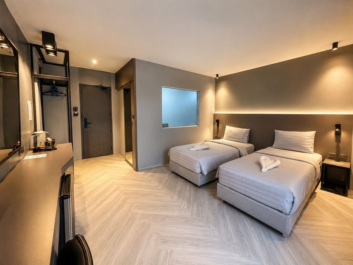 Desk, laptop workspace, soundproofing, free WiFi