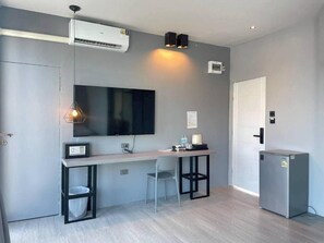 Desk, laptop workspace, soundproofing, free WiFi - Doze Patong (Patong)