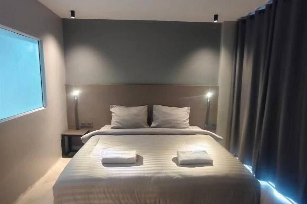 Desk, laptop workspace, soundproofing, free WiFi