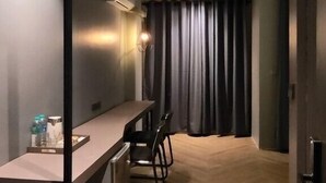 Eine moderne Küche mit einer langen Arbeitsplatte, einem Essbereich mit Stühlen und einem Holzboden im Fischgrätmuster.