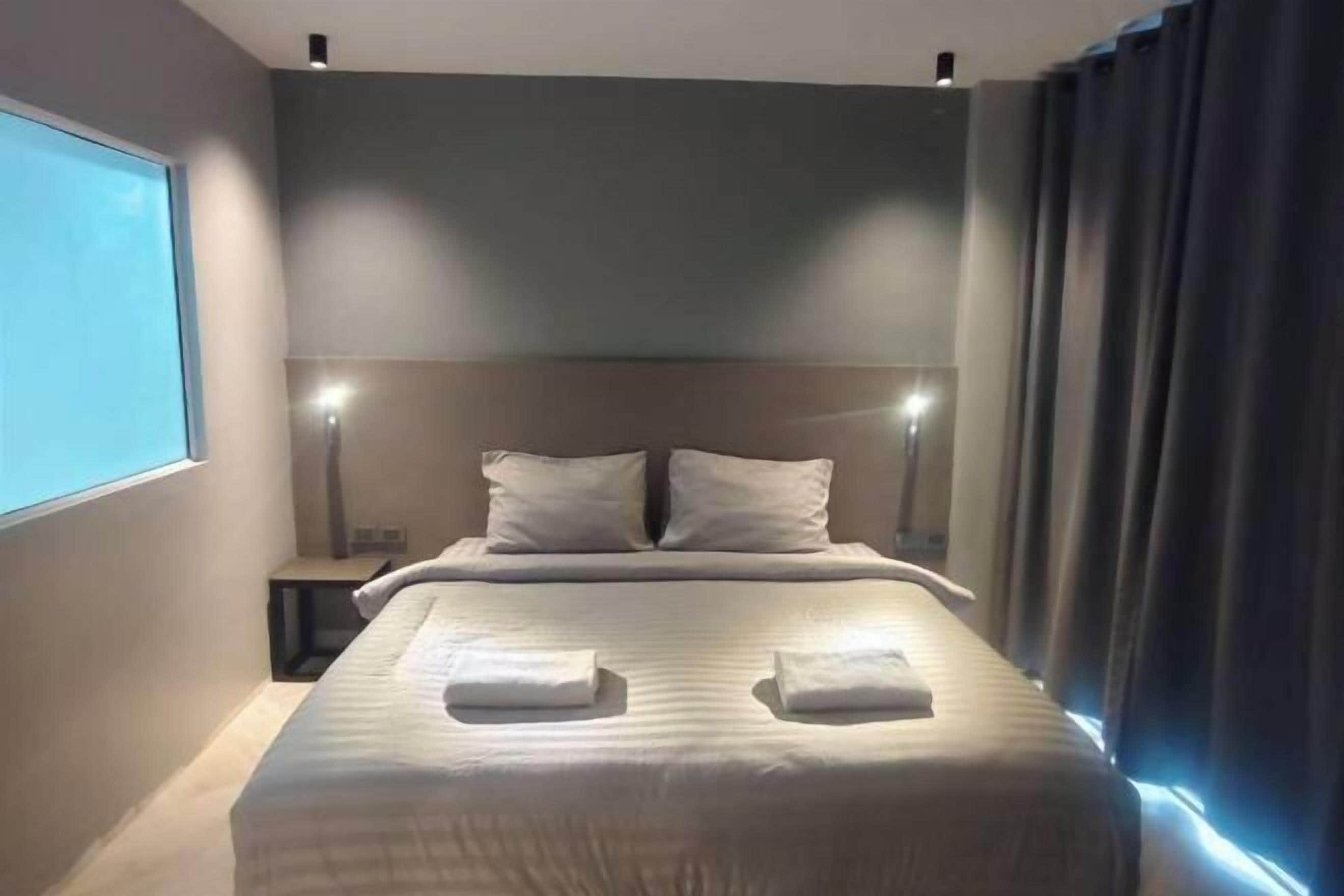 Desk, laptop workspace, soundproofing, free WiFi