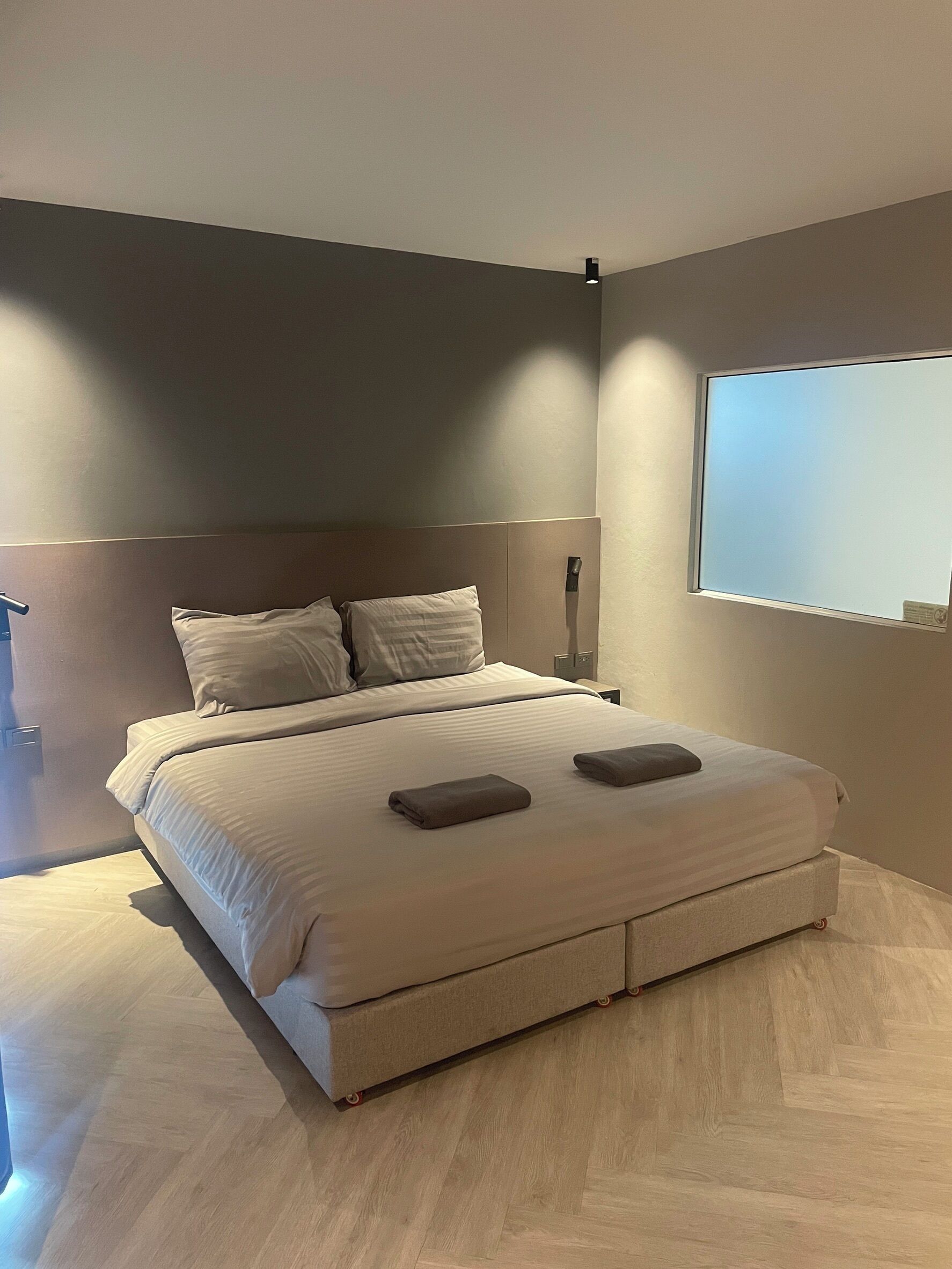 مكتب ومساحة عمل للكمبيوتر المحمول وتجهيزات عازلة للصوت وواي فاي مجانًا