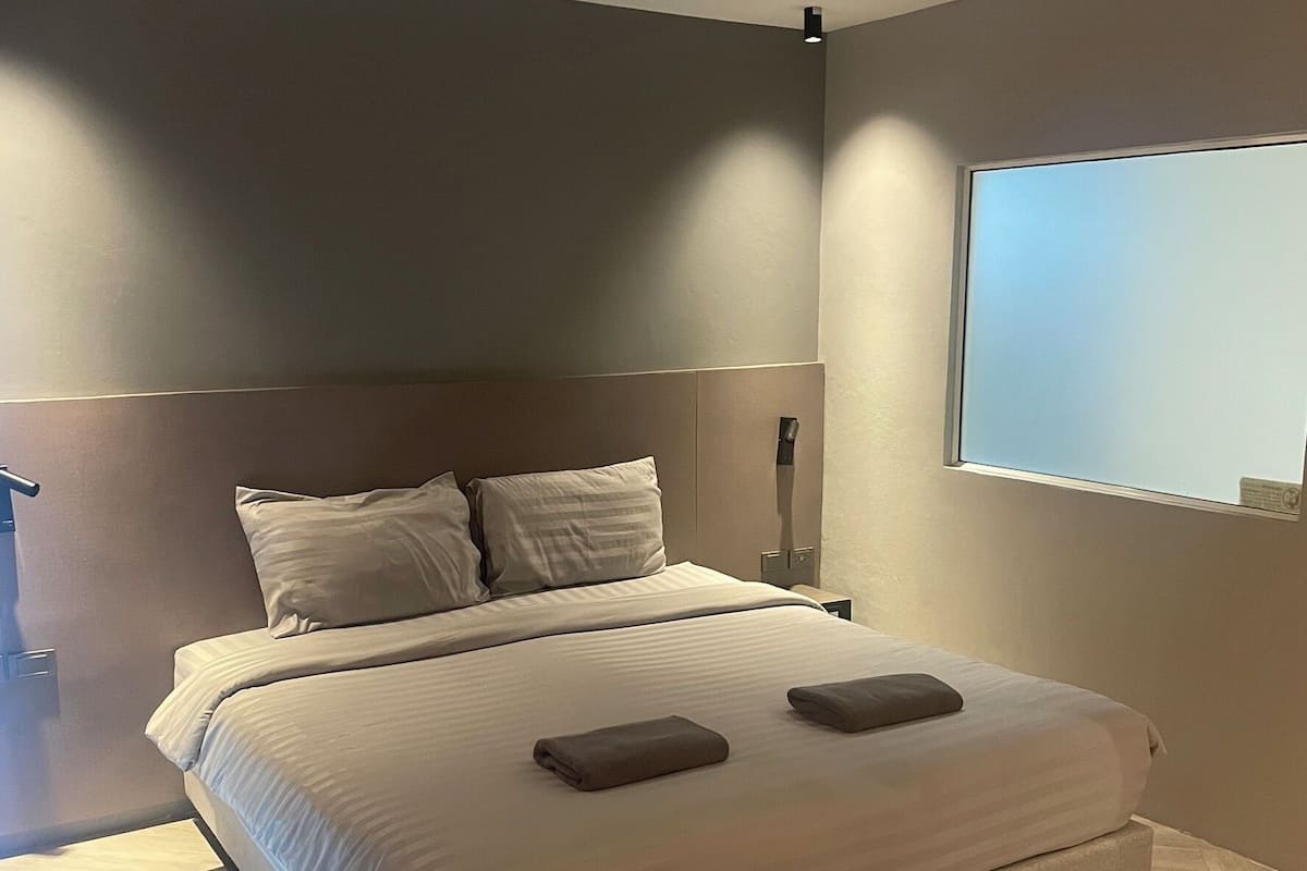 مكتب ومساحة عمل للكمبيوتر المحمول وتجهيزات عازلة للصوت وواي فاي مجانًا