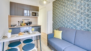 A compact living space with a kitchenette, a dining area, and a sofa. - TBS 141 - Bright and elegant apartment (Paris)