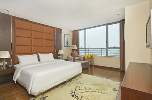 Phòng Suite dành cho gia đình, 2 phòng ngủ | Chăn bông, minibar với thức ăn, đồ uống miễn phí, két bảo mật tại phòng 