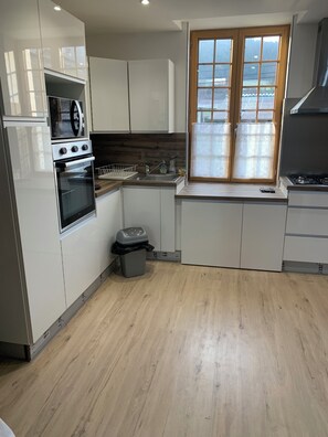 Een microgolfoven, een oven, een kookplaat