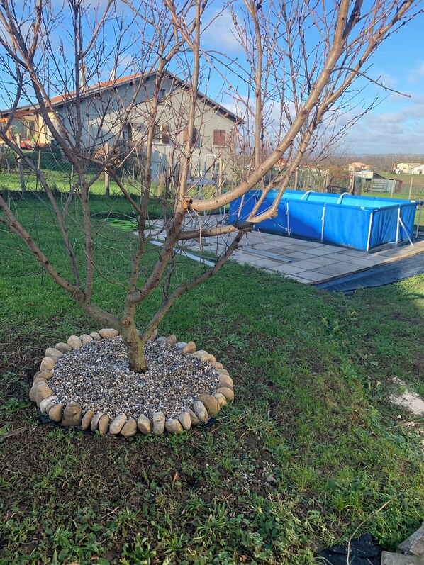 Property grounds - Quiet accommodation, ideal for families with children 2000 m2 plot for relaxing play (Marcollin)