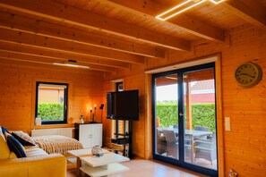 Televisio, takka, DVD-soitin, stereot