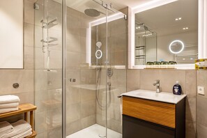 Chuveiro, secador de cabelo, toalhas de banho