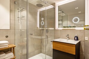 Douche, sèche-cheveux, serviettes fournies