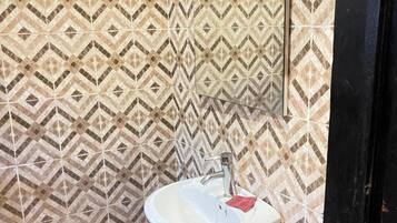 Een douche, handdoeken